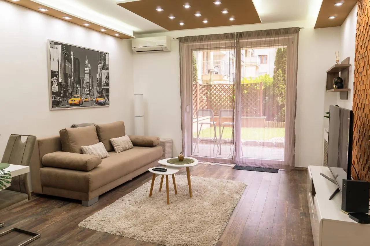 Slate Wood Apartment بودابست