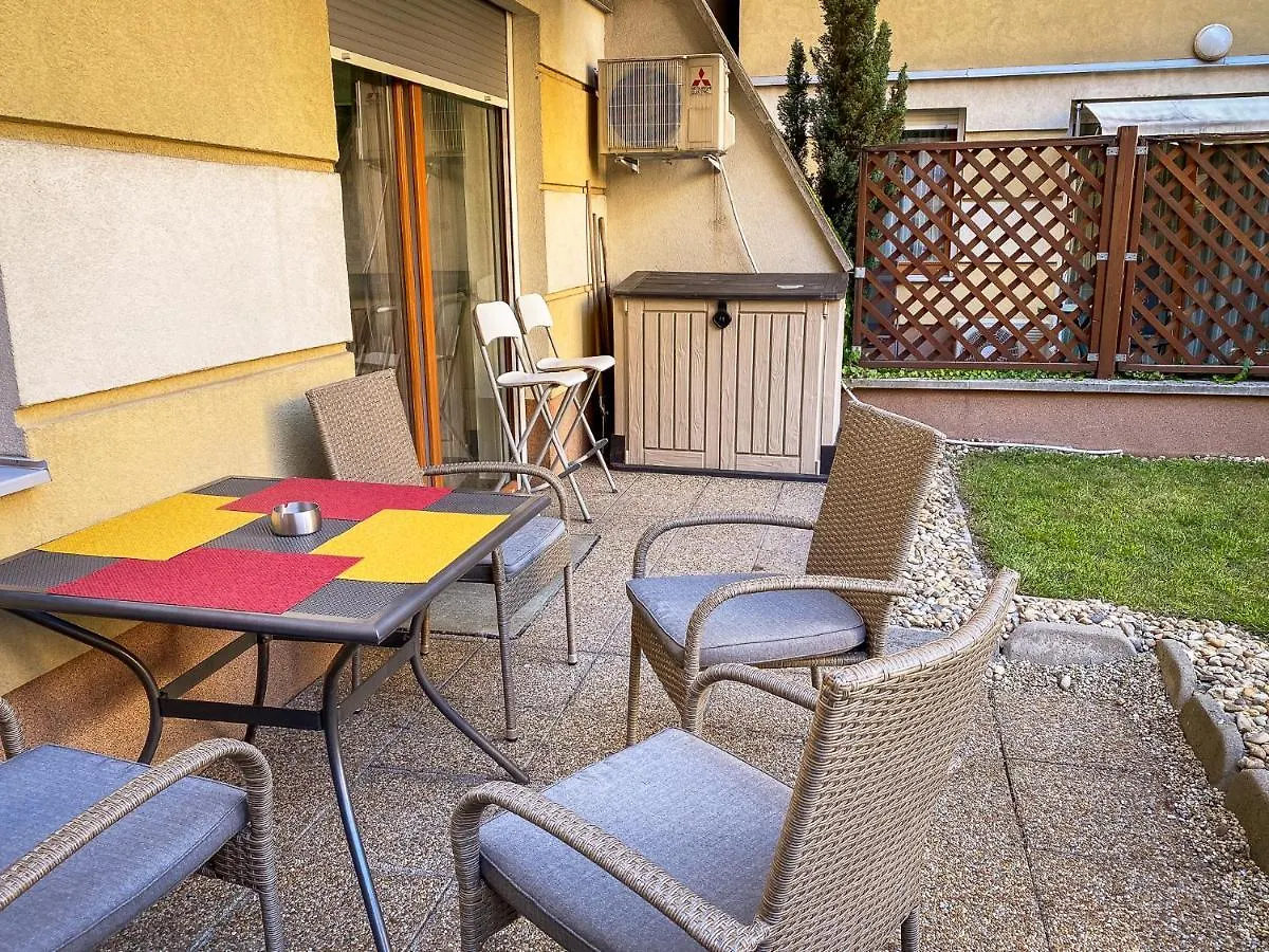 Slate Wood Apartment بودابست