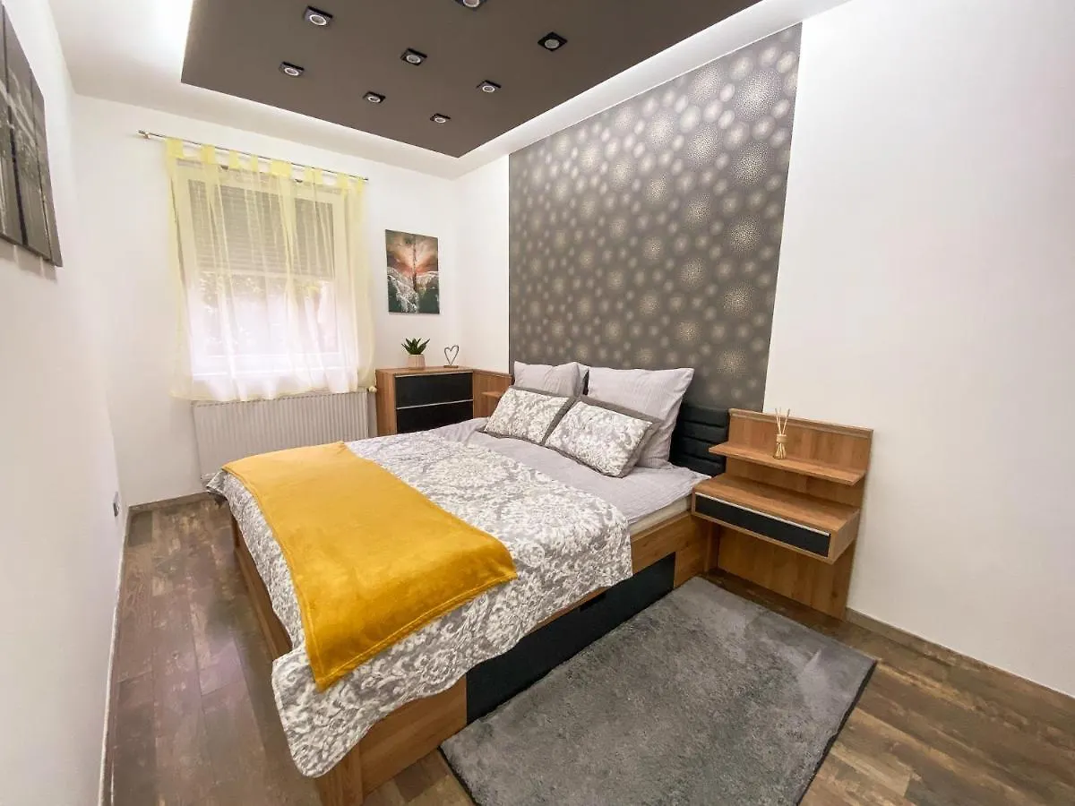 Slate Wood Apartment بودابست
