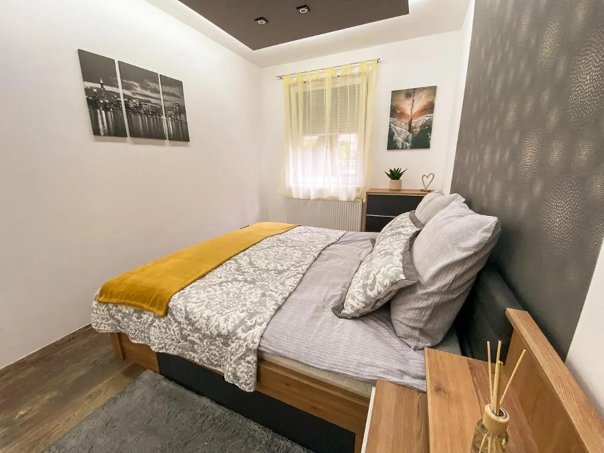 Slate Wood Apartment بودابست